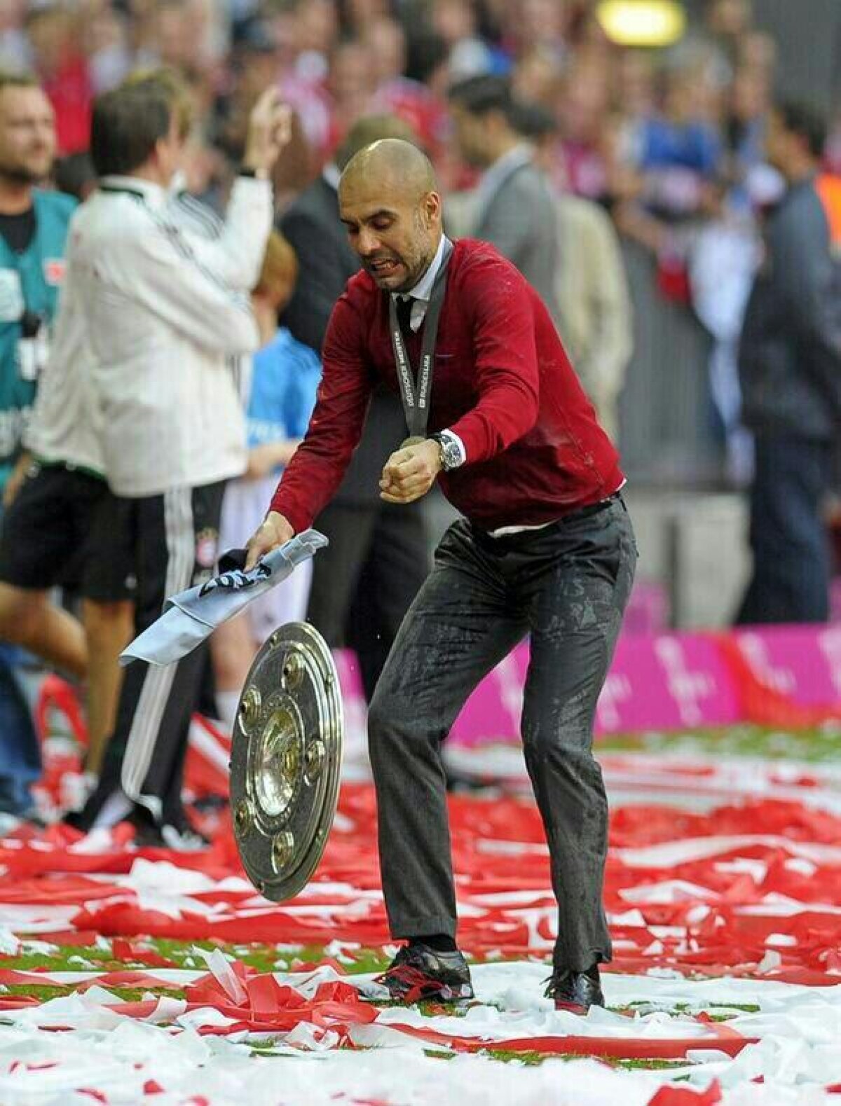 VIDEO şi FOTO Bayern a sărbătorit titlul cu bere şi confetti » Guardiola a fost udat pînă la piele şi a scăpat trofeul pe jos :D