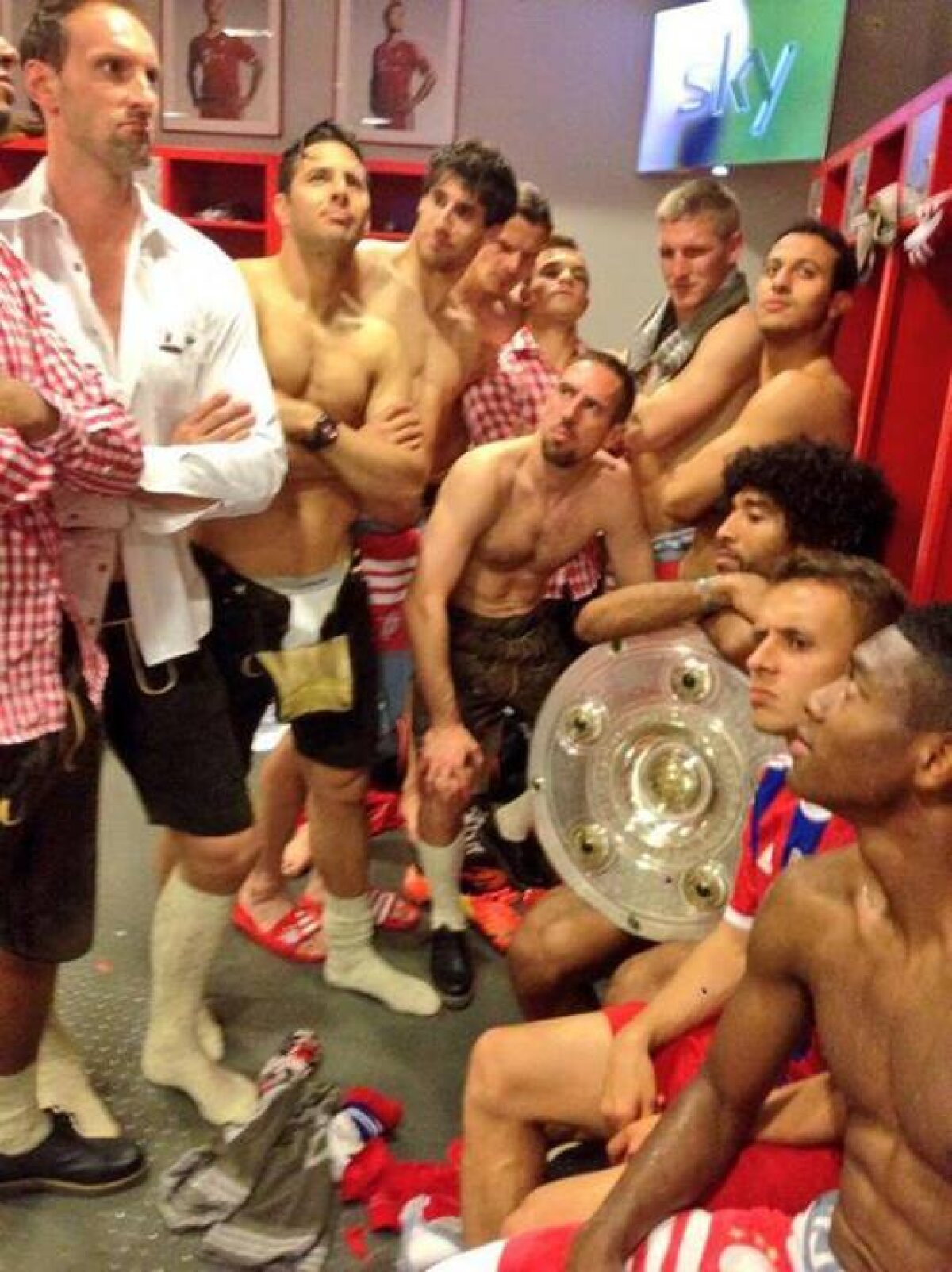 VIDEO şi FOTO Bayern a sărbătorit titlul cu bere şi confetti » Guardiola a fost udat pînă la piele şi a scăpat trofeul pe jos :D