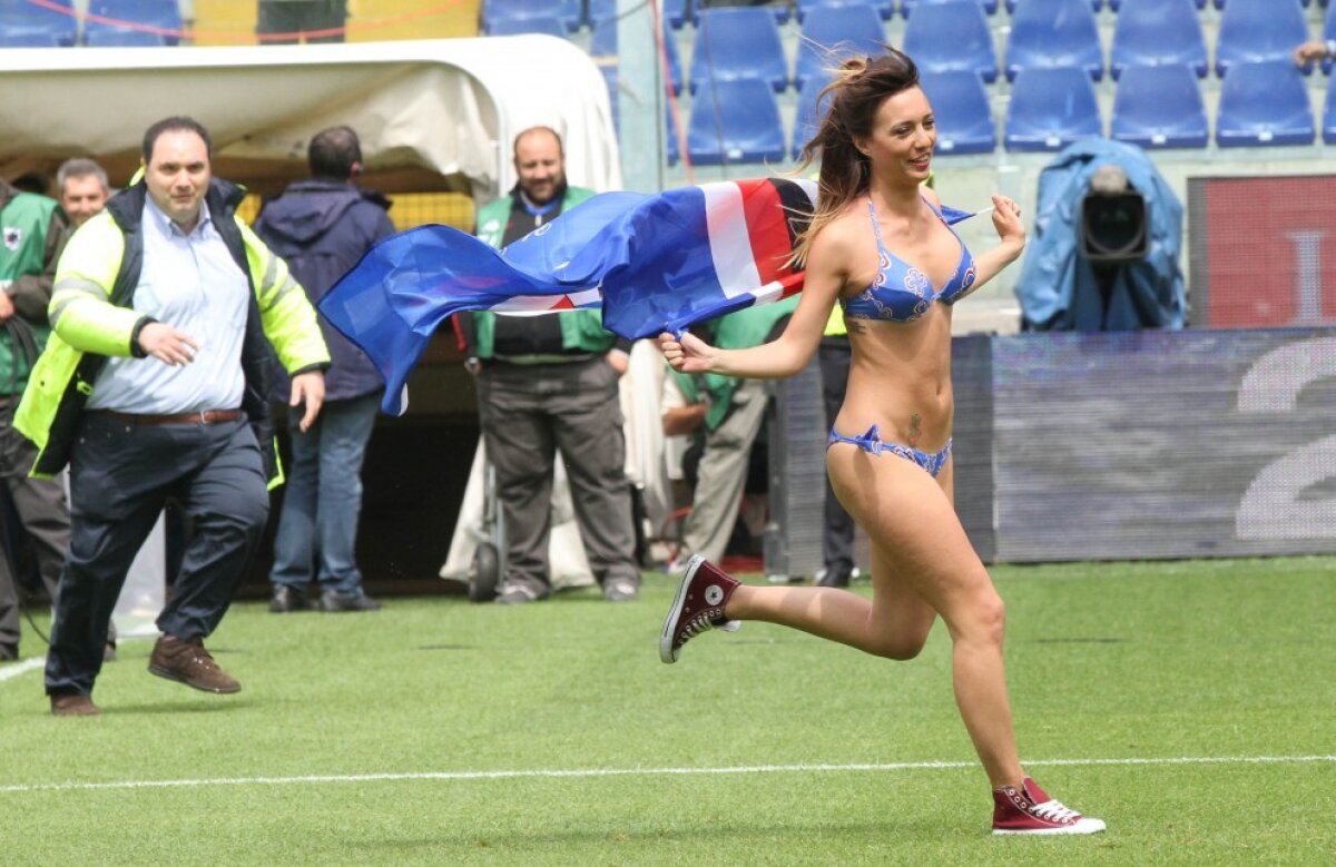 FOTO Probleme serioase în Serie A :D O suporteră a intrat pe teren în costum de baie