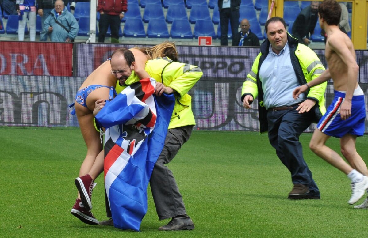 FOTO Probleme serioase în Serie A :D O suporteră a intrat pe teren în costum de baie