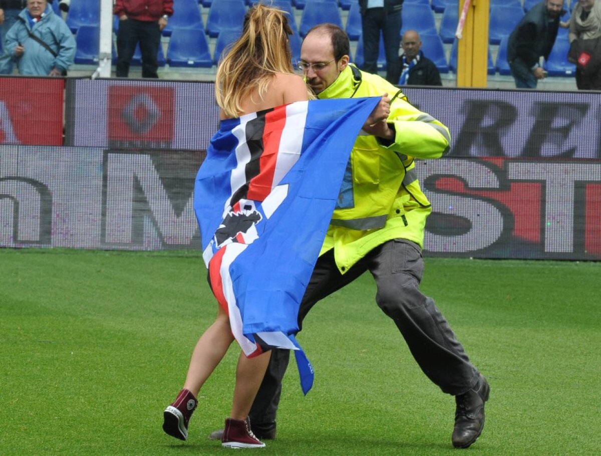 FOTO Probleme serioase în Serie A :D O suporteră a intrat pe teren în costum de baie