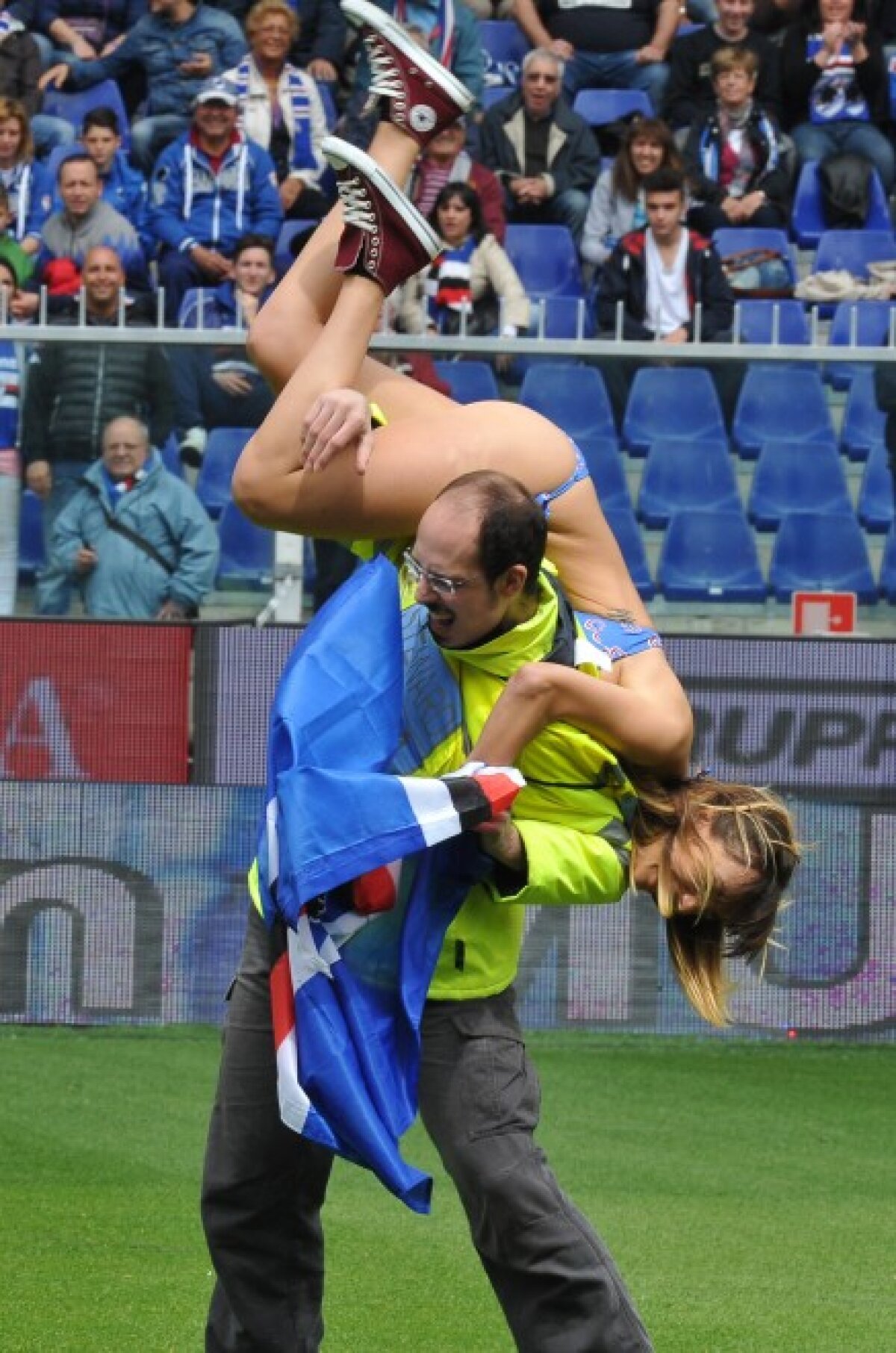 FOTO Probleme serioase în Serie A :D O suporteră a intrat pe teren în costum de baie