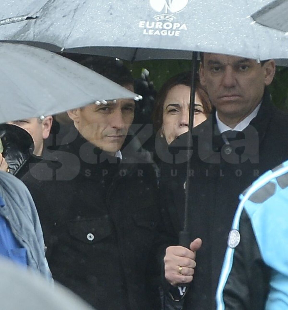 UPDATE FOTO Gică Popescu, eliberat pentru o zi » Fostul internaţional i-a primit în lacrimi pe foştii coechipieri la Calafat, la înmormîntarea tatălui său