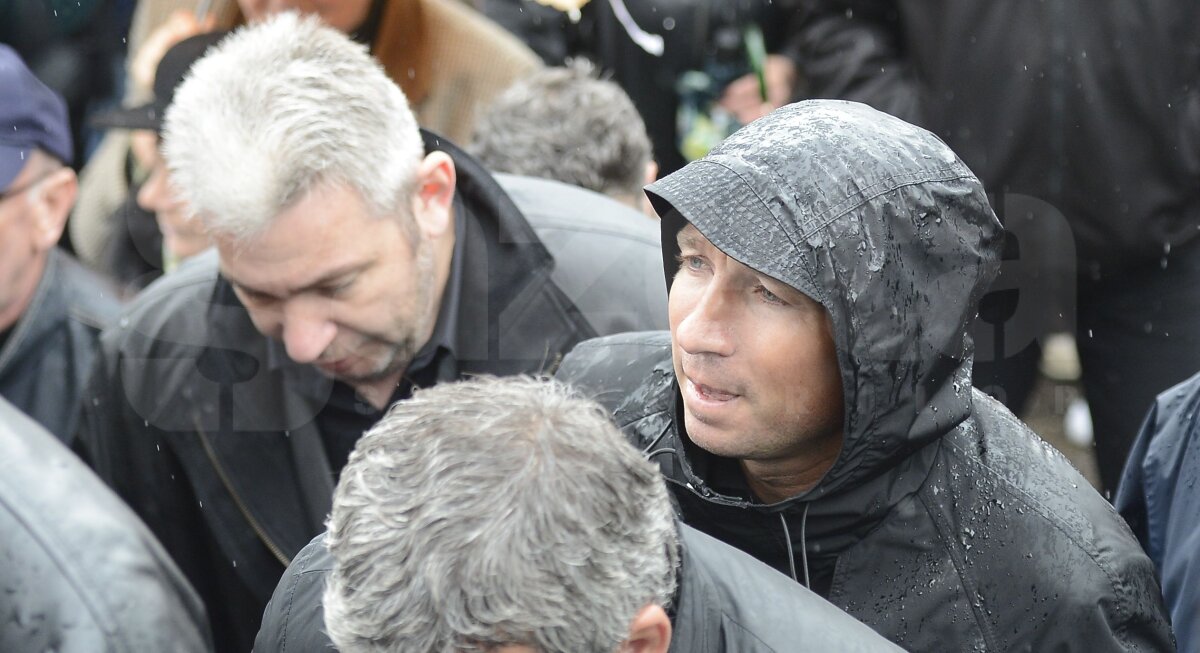 UPDATE FOTO Gică Popescu, eliberat pentru o zi » Fostul internaţional i-a primit în lacrimi pe foştii coechipieri la Calafat, la înmormîntarea tatălui său