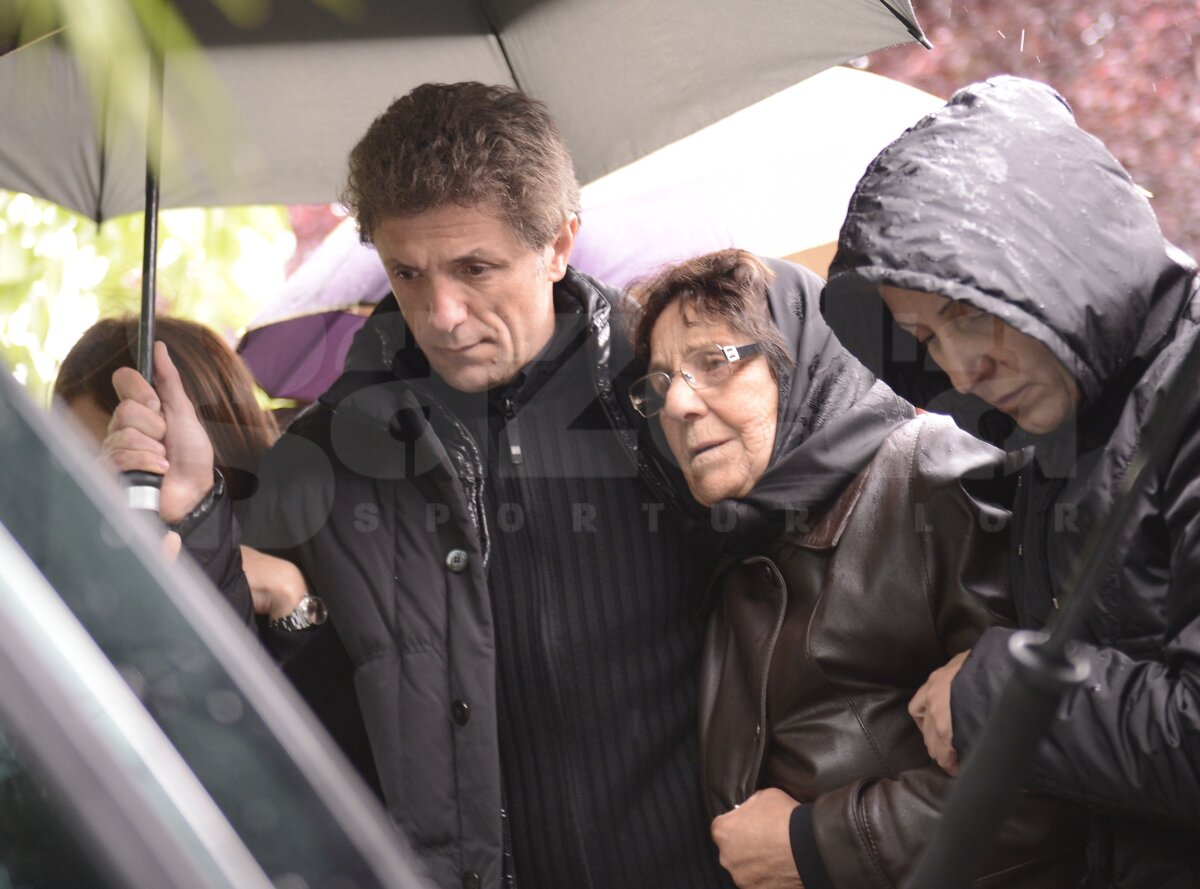 UPDATE FOTO Gică Popescu, eliberat pentru o zi » Fostul internaţional i-a primit în lacrimi pe foştii coechipieri la Calafat, la înmormîntarea tatălui său
