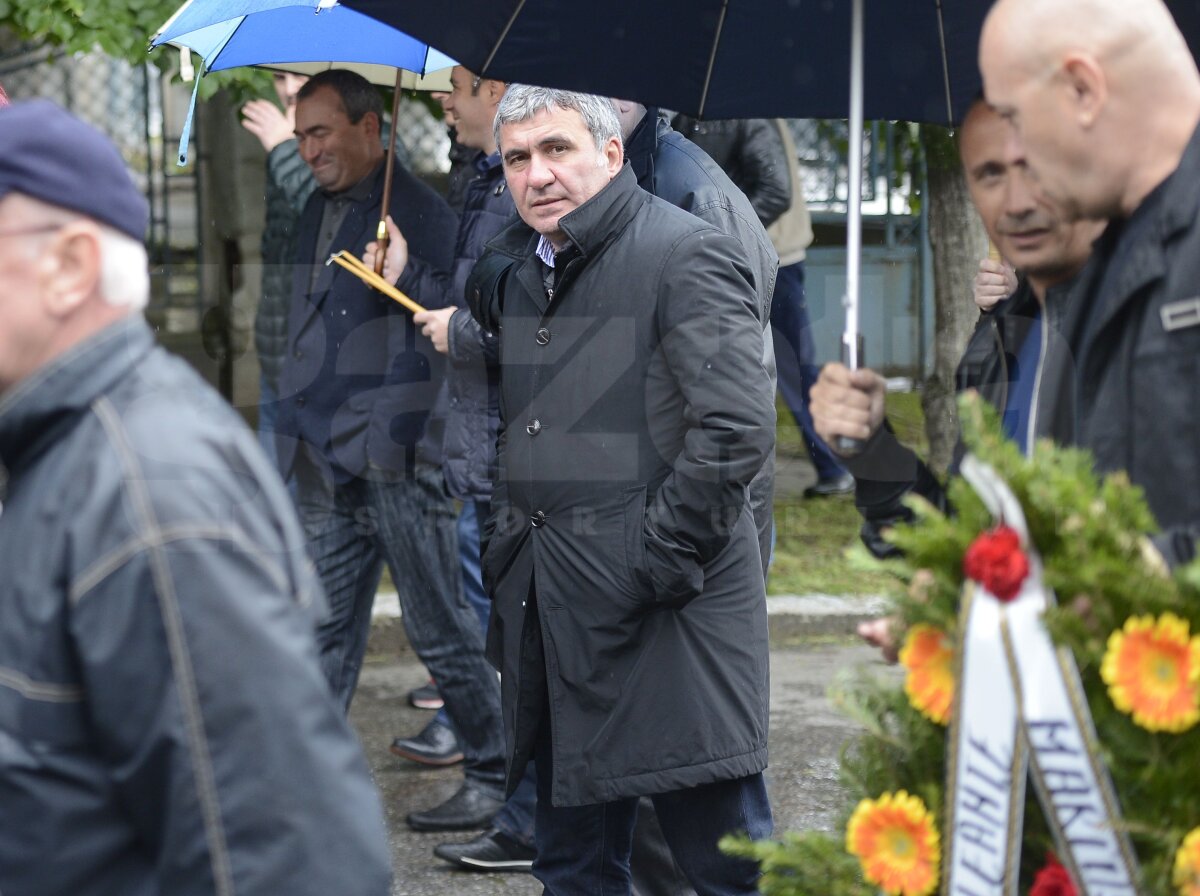 UPDATE FOTO Gică Popescu, eliberat pentru o zi » Fostul internaţional i-a primit în lacrimi pe foştii coechipieri la Calafat, la înmormîntarea tatălui său