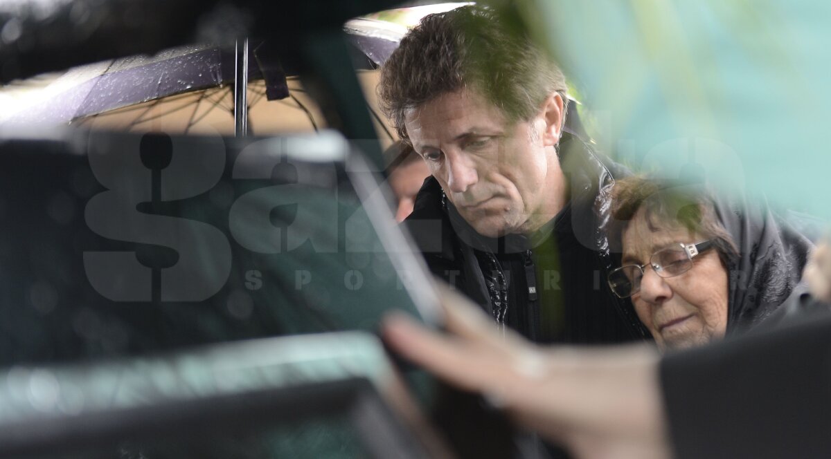 UPDATE FOTO Gică Popescu, eliberat pentru o zi » Fostul internaţional i-a primit în lacrimi pe foştii coechipieri la Calafat, la înmormîntarea tatălui său