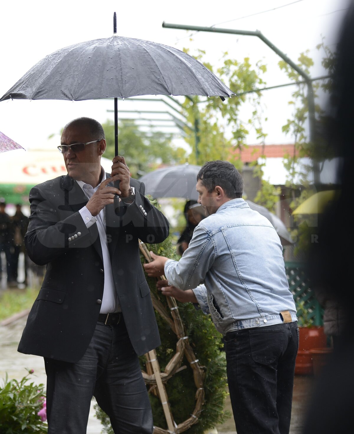 UPDATE FOTO Gică Popescu, eliberat pentru o zi » Fostul internaţional i-a primit în lacrimi pe foştii coechipieri la Calafat, la înmormîntarea tatălui său