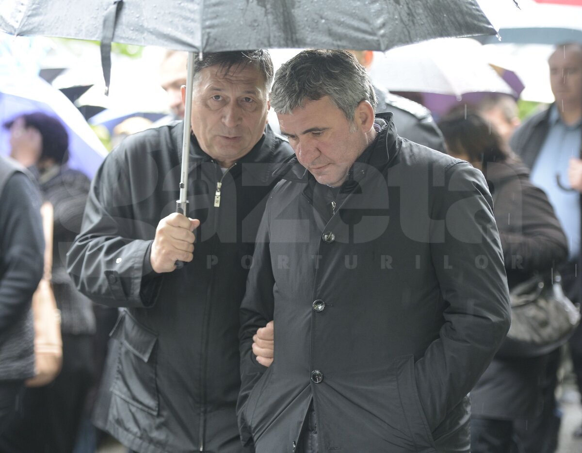 UPDATE FOTO Gică Popescu, eliberat pentru o zi » Fostul internaţional i-a primit în lacrimi pe foştii coechipieri la Calafat, la înmormîntarea tatălui său