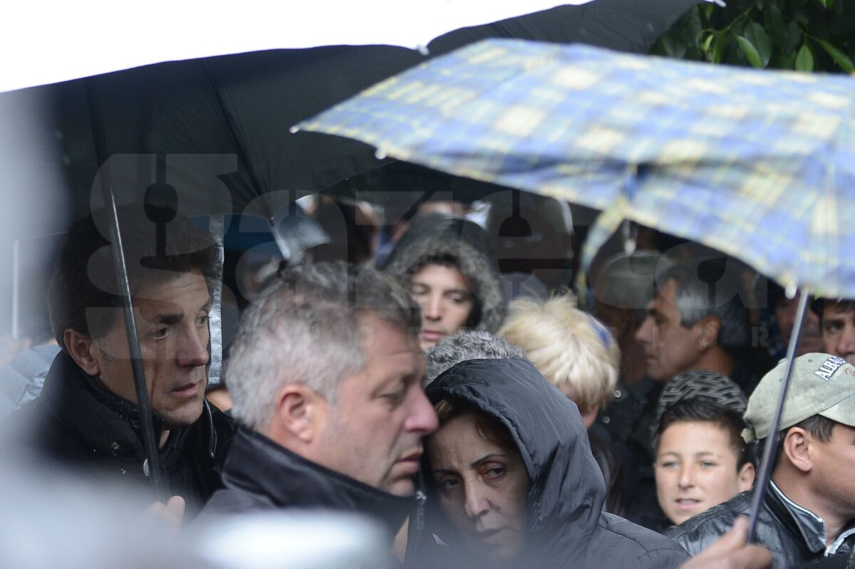 UPDATE FOTO Gică Popescu, eliberat pentru o zi » Fostul internaţional i-a primit în lacrimi pe foştii coechipieri la Calafat, la înmormîntarea tatălui său