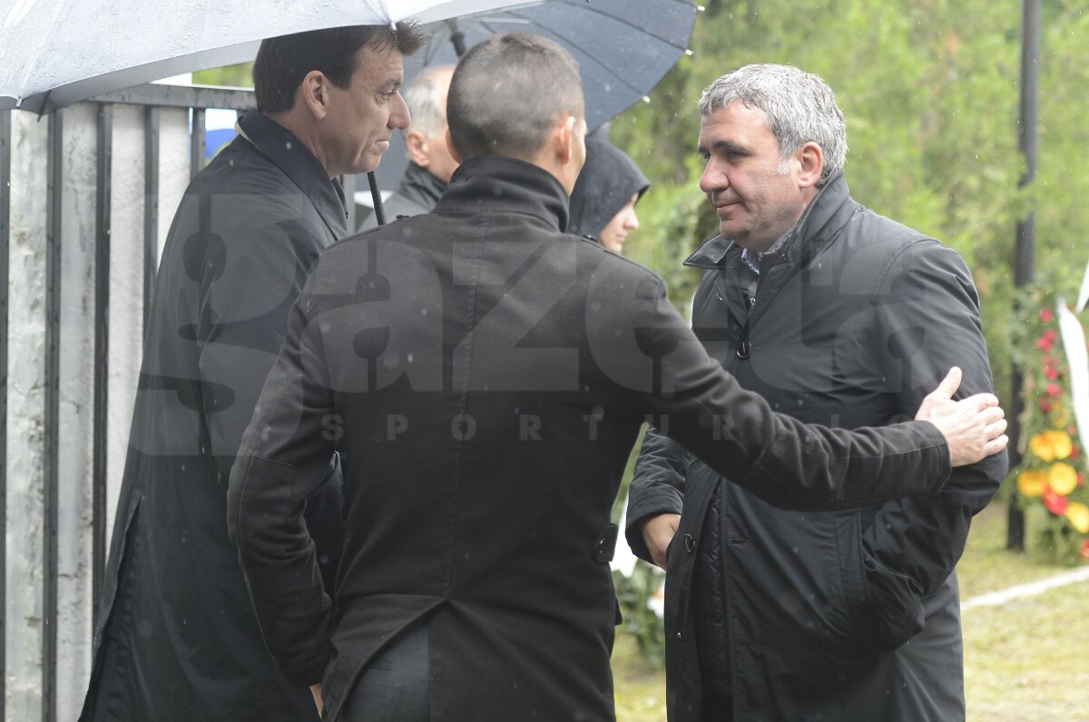 UPDATE FOTO Gică Popescu, eliberat pentru o zi » Fostul internaţional i-a primit în lacrimi pe foştii coechipieri la Calafat, la înmormîntarea tatălui său