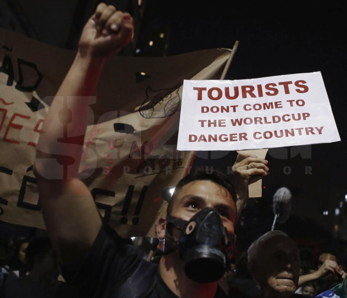 World Cup AK47! » Brazilia devastată de proteste: turiştii sînt ameninţaţi!