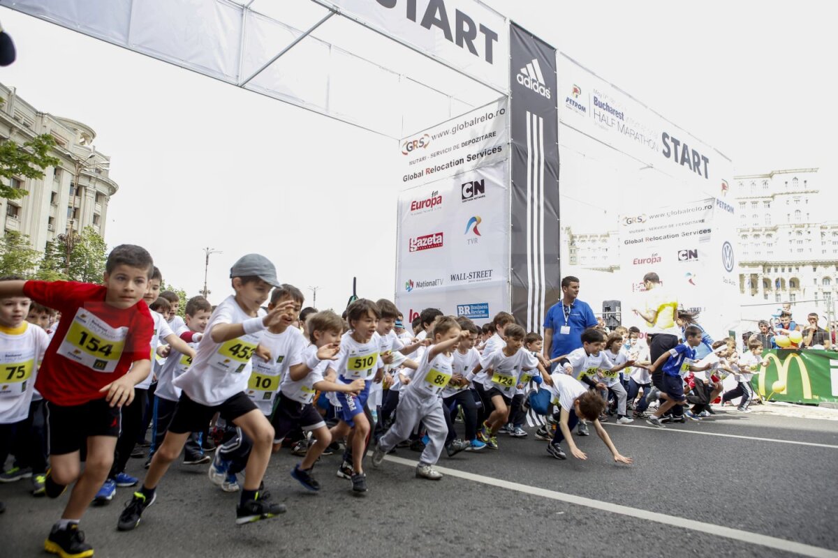 Copiii iubesc maratonul! » Peste 2000 de puşti au alergat lîngă Palatul Parlamentului la Bucharest International Half-Marathon