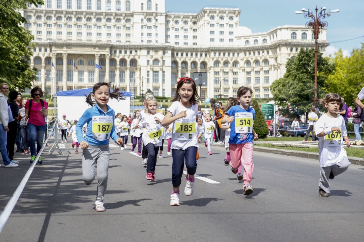 Copiii iubesc maratonul! » Peste 2000 de puşti au alergat lîngă Palatul Parlamentului la Bucharest International Half-Marathon