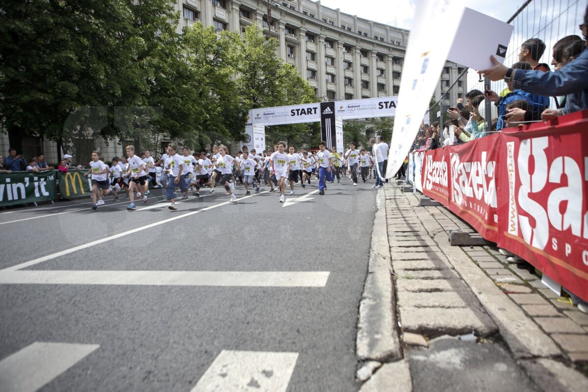 Copiii iubesc maratonul! » Peste 2000 de puşti au alergat lîngă Palatul Parlamentului la Bucharest International Half-Marathon