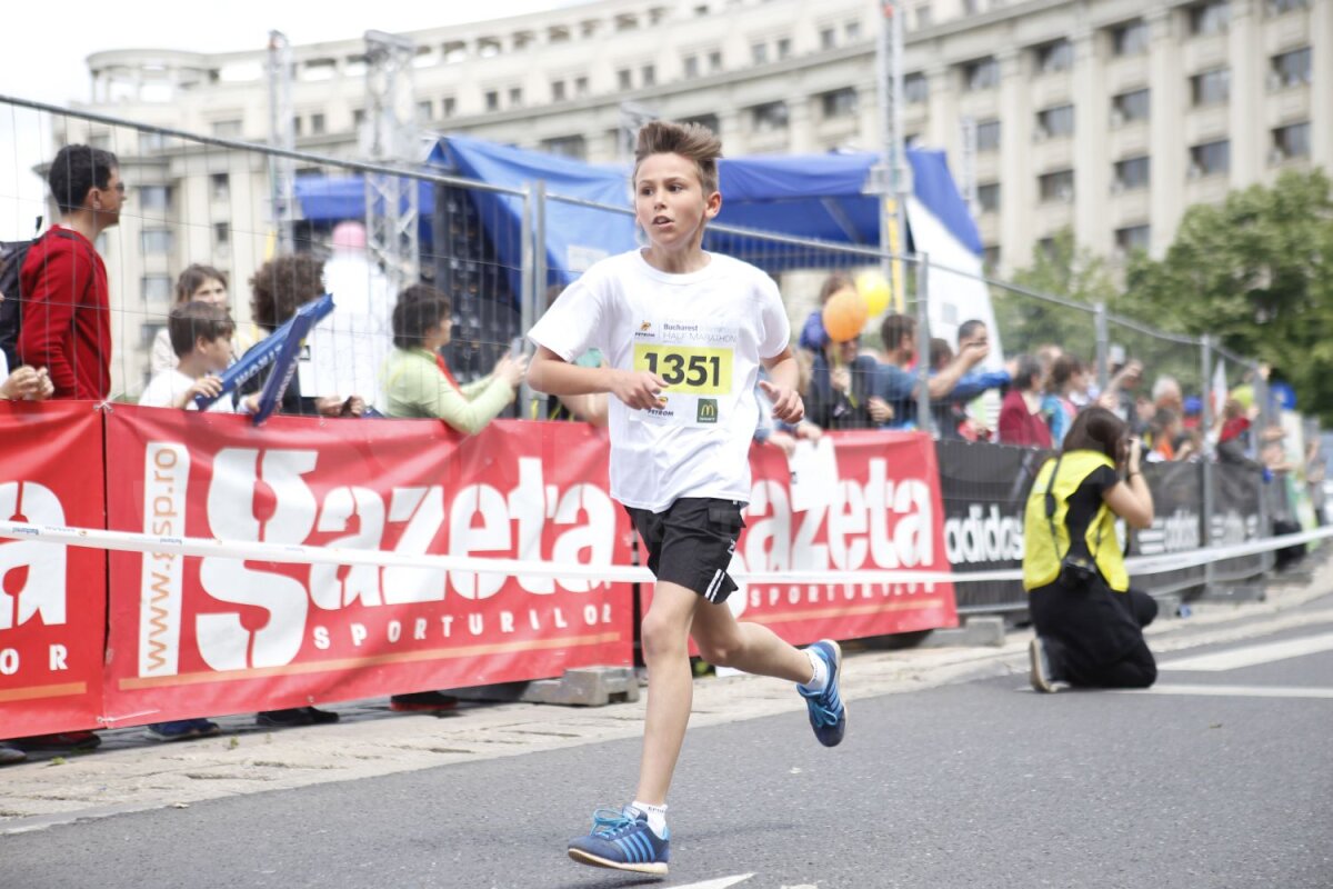 Copiii iubesc maratonul! » Peste 2000 de puşti au alergat lîngă Palatul Parlamentului la Bucharest International Half-Marathon