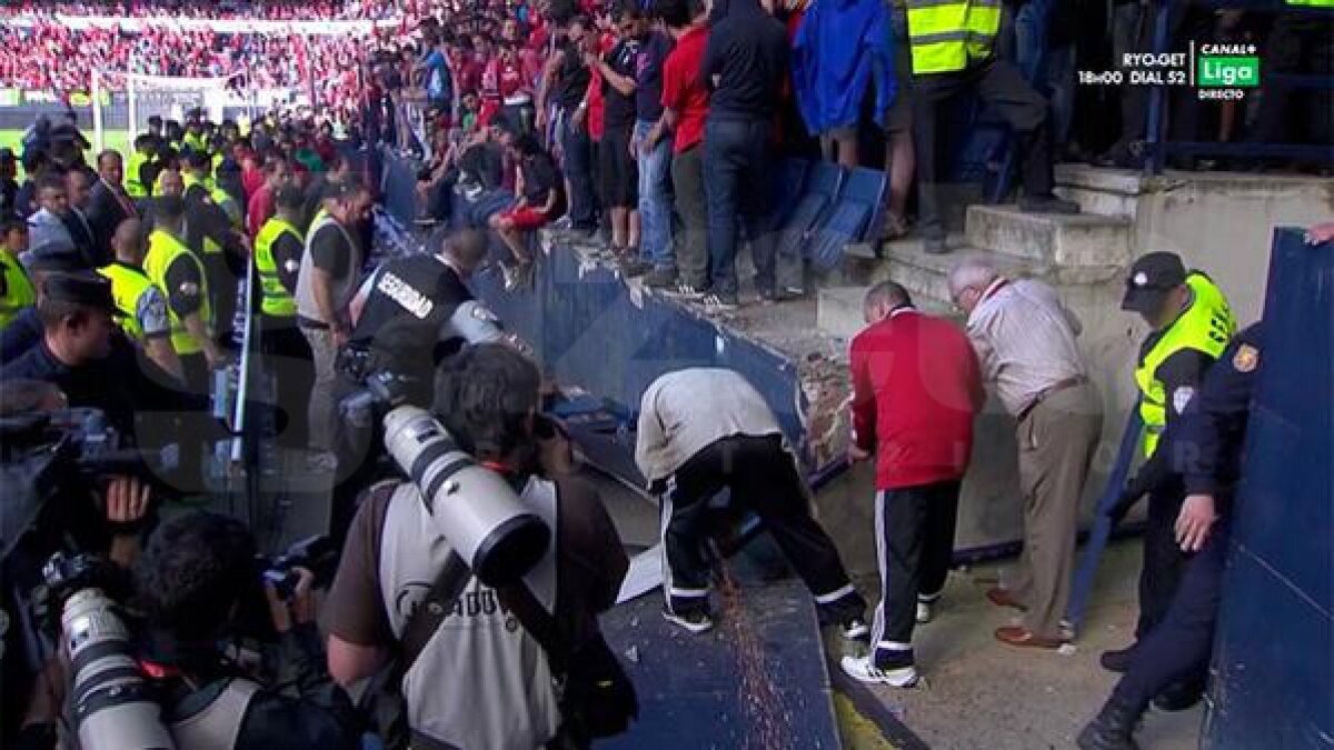 VIDEO şi FOTO Avalanşă umană în Spania » Gardul unei peluze a cedat, fanii Osasunei au căzut peste alţi spectatori! Jucătorii lui Betis i-au cărat pe braţe