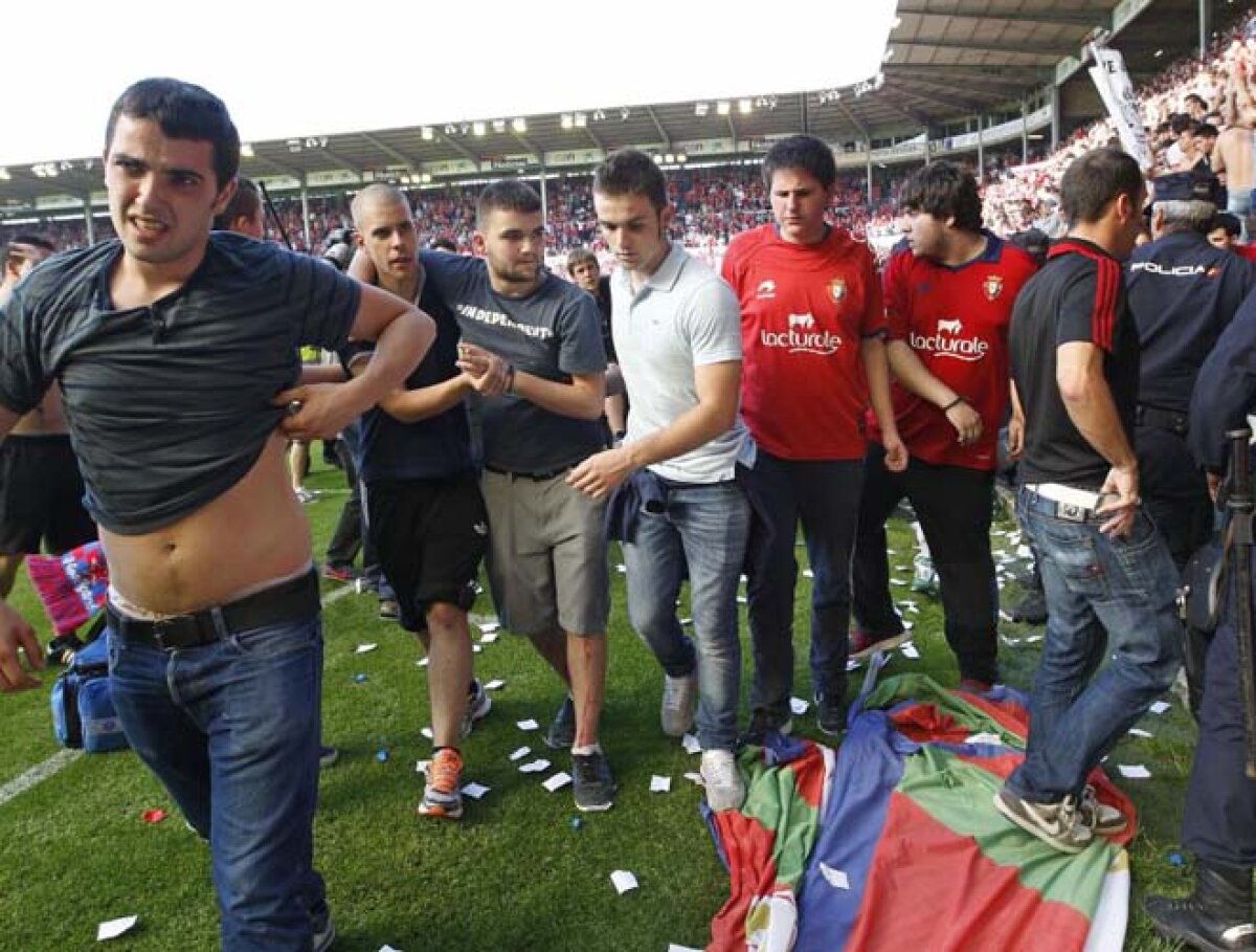 VIDEO şi FOTO Avalanşă umană în Spania » Gardul unei peluze a cedat, fanii Osasunei au căzut peste alţi spectatori! Jucătorii lui Betis i-au cărat pe braţe