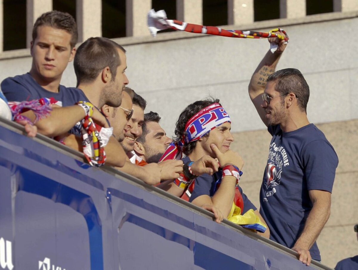 VIDEO şi FOTO Atletico a sărbătorit titlul cu fanii în Piaţa Neptuno » "El Cholo" Simeone a dansat pe scenă :D