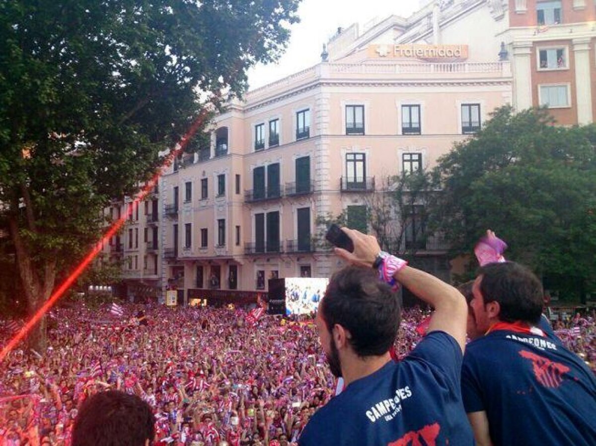 VIDEO şi FOTO Atletico a sărbătorit titlul cu fanii în Piaţa Neptuno » "El Cholo" Simeone a dansat pe scenă :D