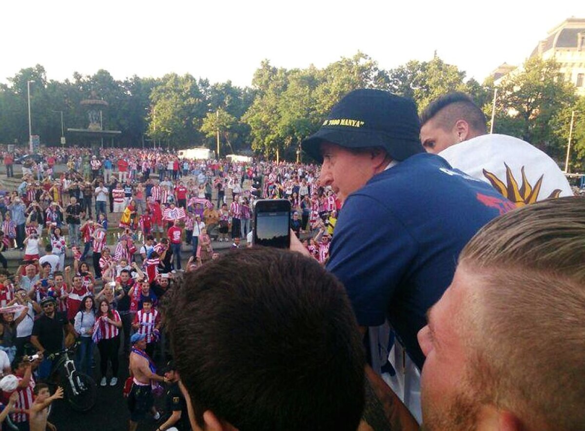 VIDEO şi FOTO Atletico a sărbătorit titlul cu fanii în Piaţa Neptuno » "El Cholo" Simeone a dansat pe scenă :D