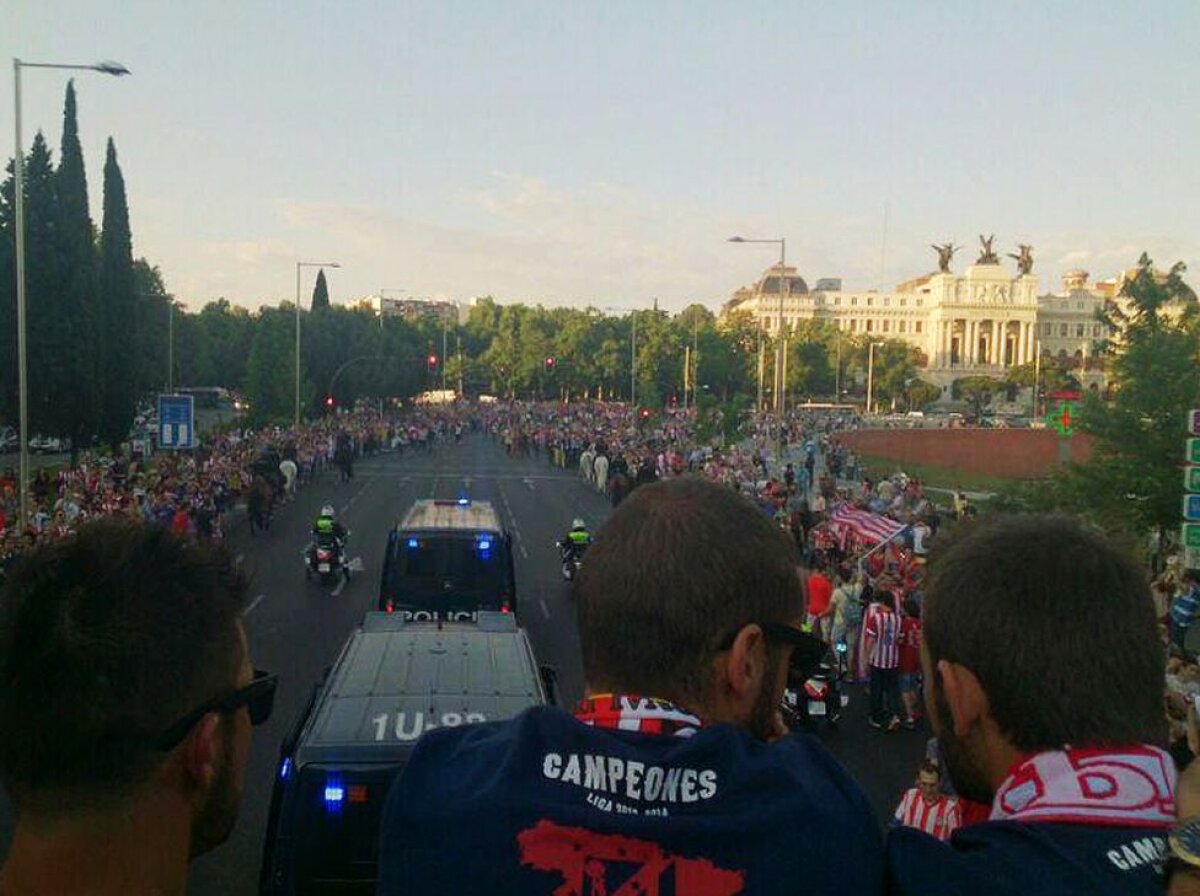 VIDEO şi FOTO Atletico a sărbătorit titlul cu fanii în Piaţa Neptuno » "El Cholo" Simeone a dansat pe scenă :D