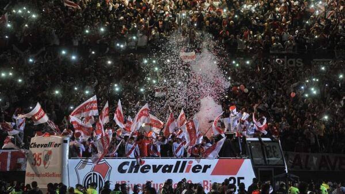 VIDEO şi FOTO Gol fabulos al lui Ledesma şi River e campioană în Argentina! Jucătorii s-au bucurat înconjuraţi de jandarmi, într-o atmosferă incendiară