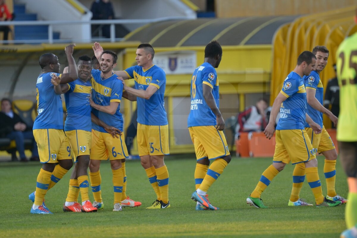 VIDEO Cu multe rezerve pe gazon, Petrolul se impune categoric în faţa Coronei, scor 3-0