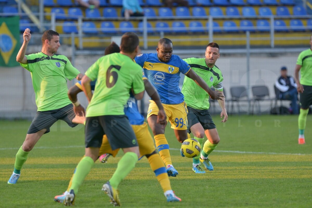 VIDEO Cu multe rezerve pe gazon, Petrolul se impune categoric în faţa Coronei, scor 3-0