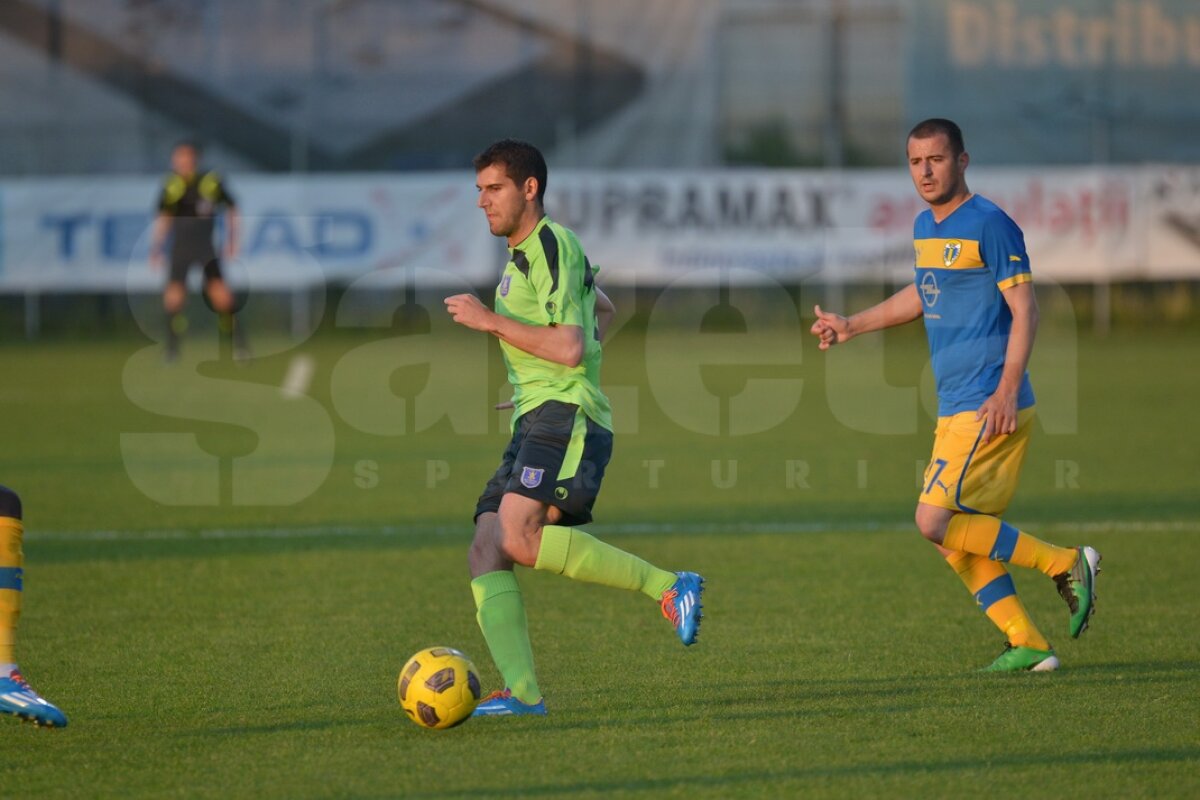 VIDEO Cu multe rezerve pe gazon, Petrolul se impune categoric în faţa Coronei, scor 3-0