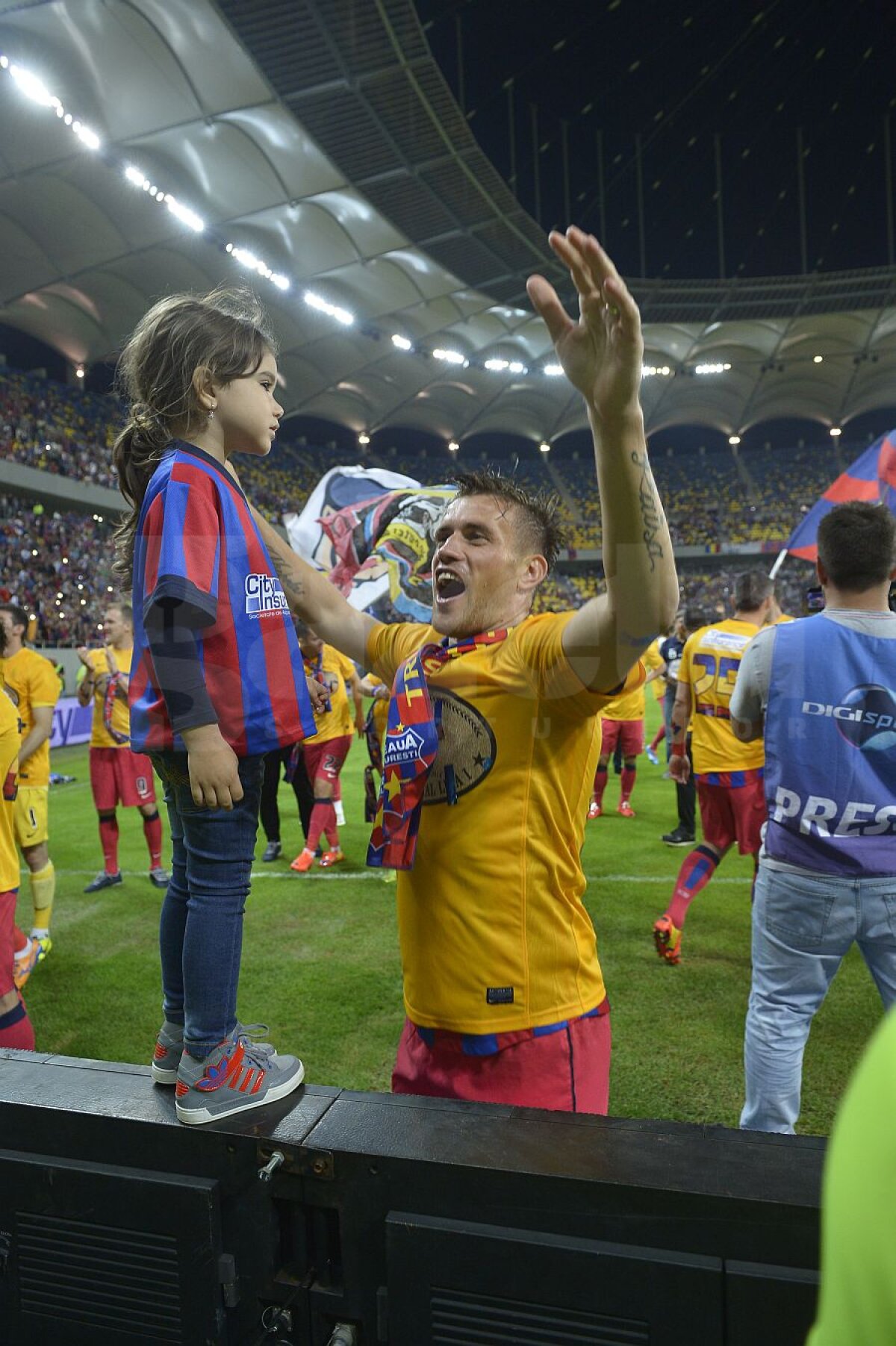 FOTO Petrecere de zile mari pe Naţional Arena » Steaua a sărbătorit cu stil titlul 25 alături de suporteri