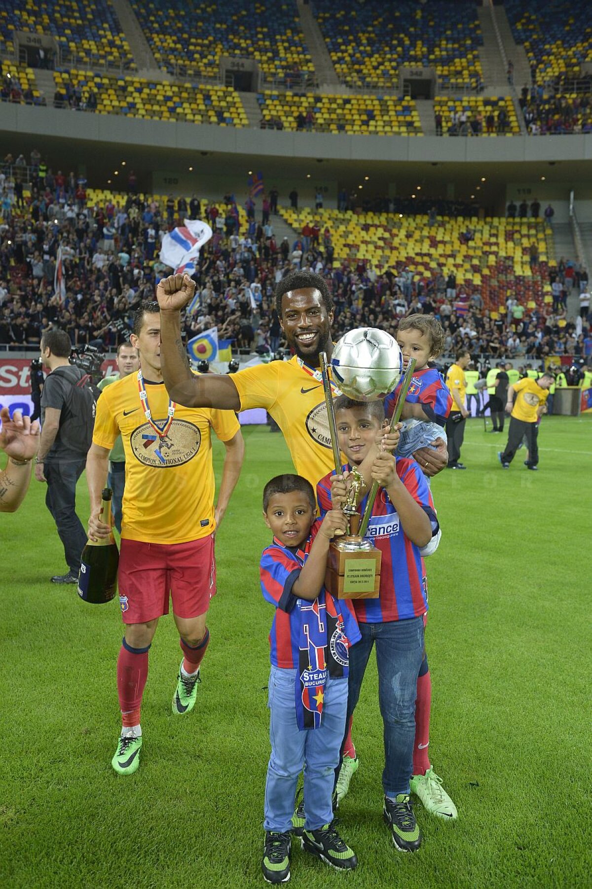 FOTO Petrecere de zile mari pe Naţional Arena » Steaua a sărbătorit cu stil titlul 25 alături de suporteri