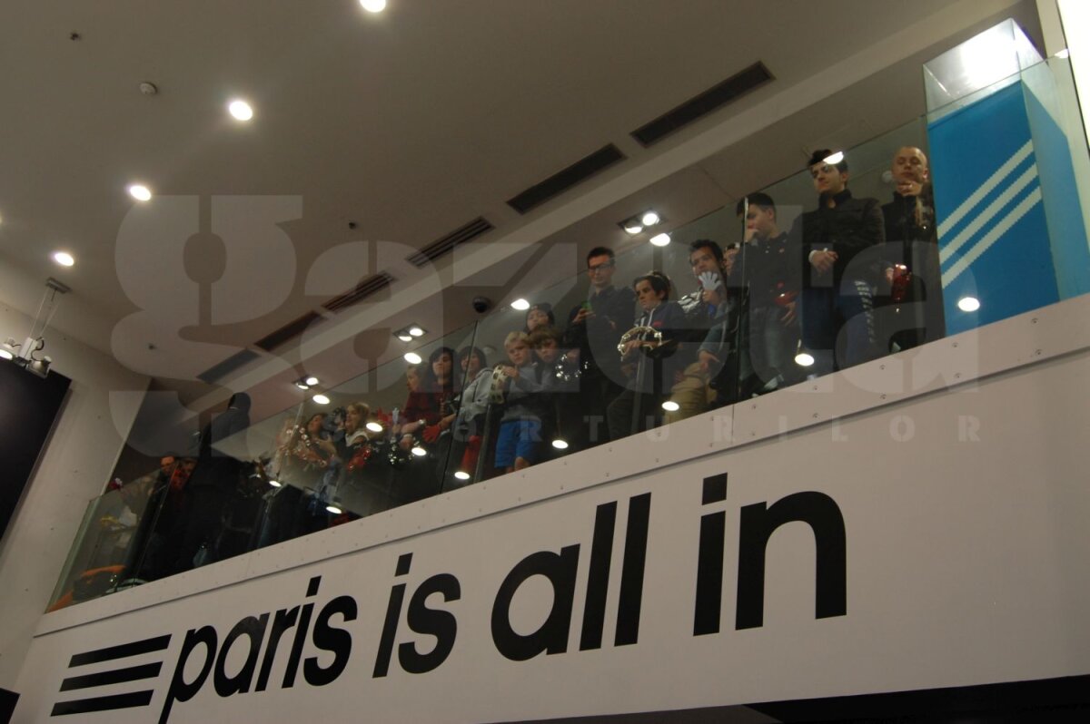 Corespondenţă din Paris » Idolul de pe Champs Elysées » Simona Halep a ajuns în Franţa şi a împărţit autografe alături de Ana Ivanovici şi Andy Murray