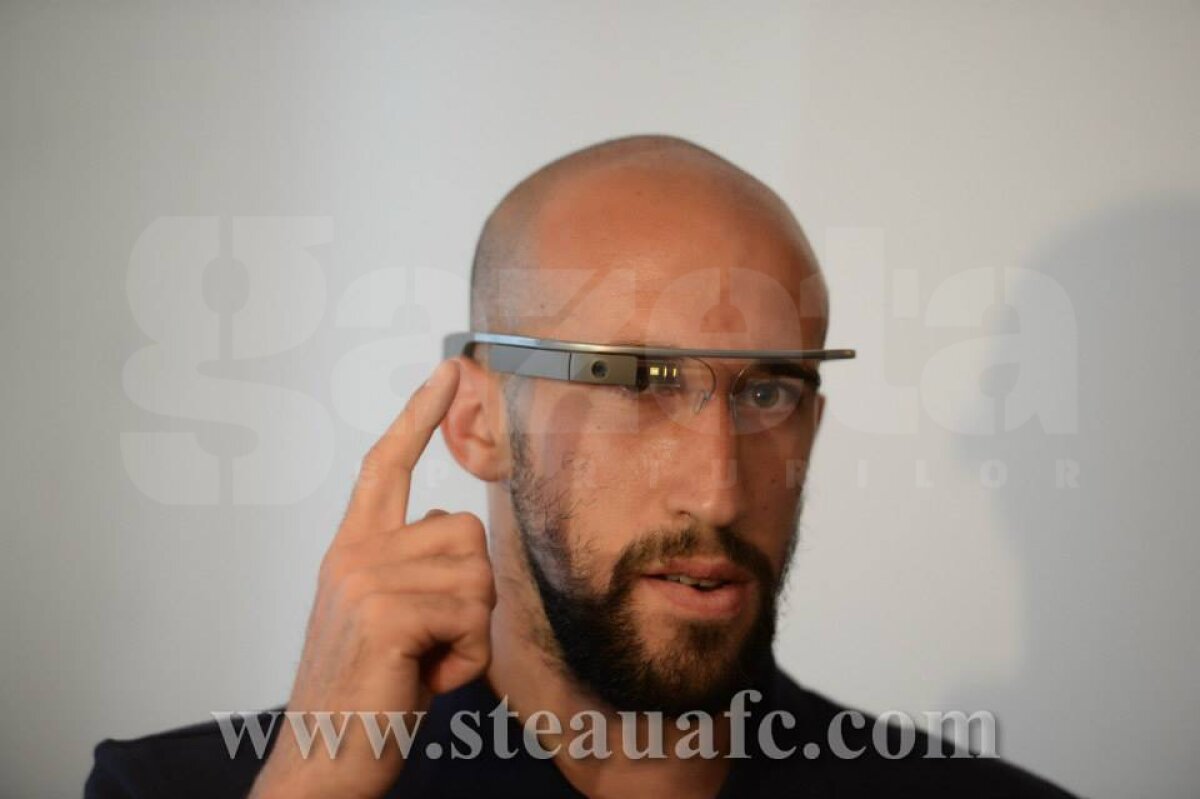 VIDEO+FOTO S-a deschis Steaua TV » Iasmin Latovlevici şi Lukasz Szukala au testat ochelarii Google Glass la lansare