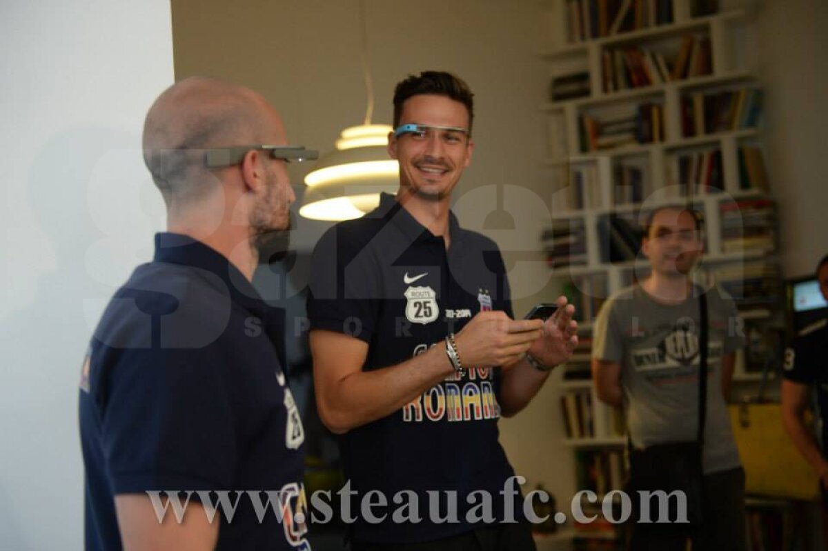 VIDEO+FOTO S-a deschis Steaua TV » Iasmin Latovlevici şi Lukasz Szukala au testat ochelarii Google Glass la lansare