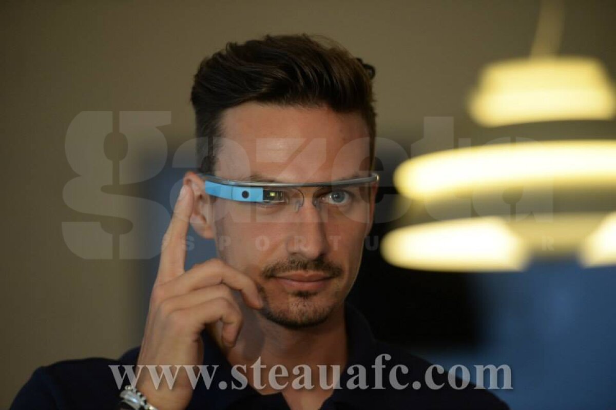 VIDEO+FOTO S-a deschis Steaua TV » Iasmin Latovlevici şi Lukasz Szukala au testat ochelarii Google Glass la lansare