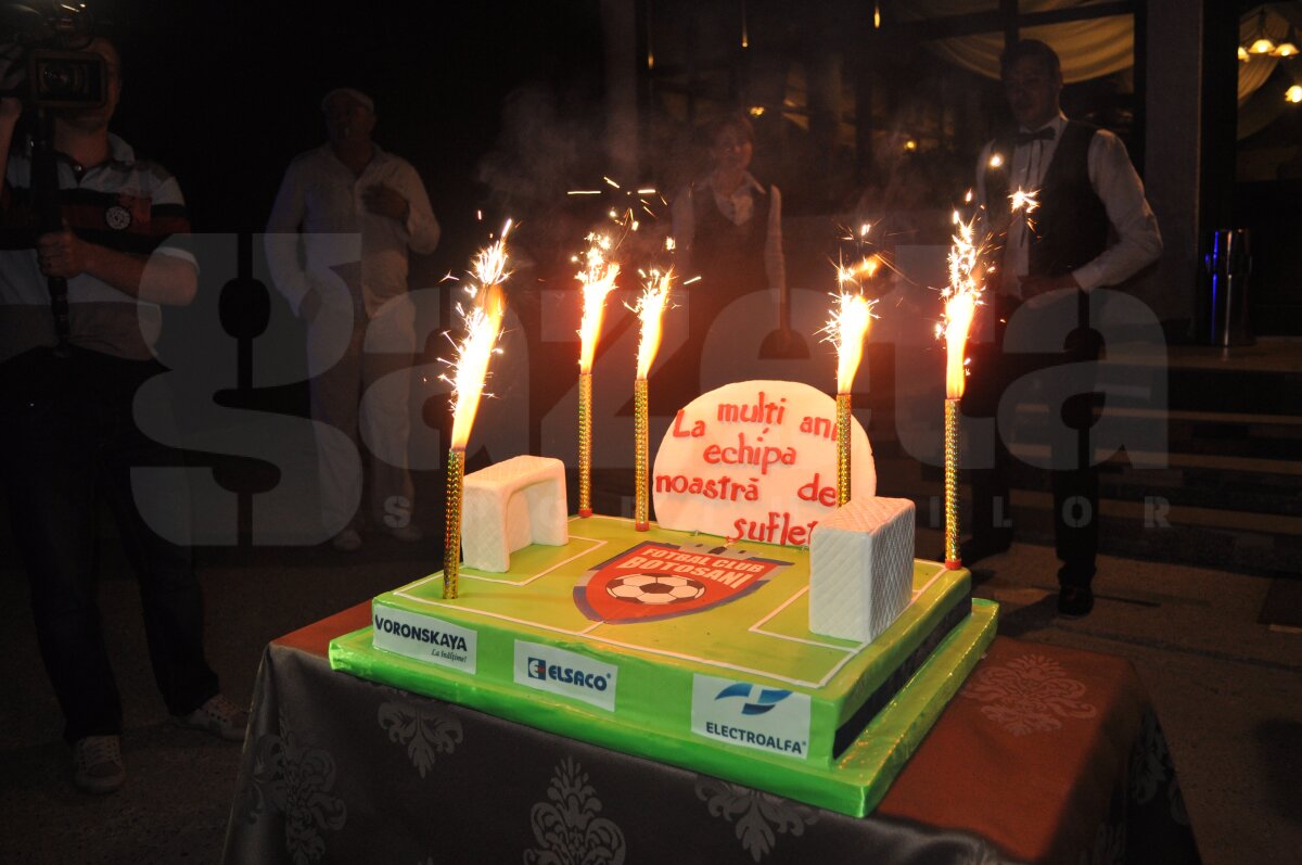 GALERIE FOTO Botoşănenii au sărbătorit ocuparea locului 8 în Liga 1: "Nu ne-am putut mîndri cu Eminescu sau Iorga cum am făcut-o cu echipa de fotbal într-un an de zile"