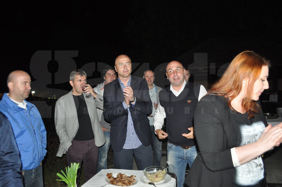 GALERIE FOTO Botoşănenii au sărbătorit ocuparea locului 8 în Liga 1: "Nu ne-am putut mîndri cu Eminescu sau Iorga cum am făcut-o cu echipa de fotbal într-un an de zile"