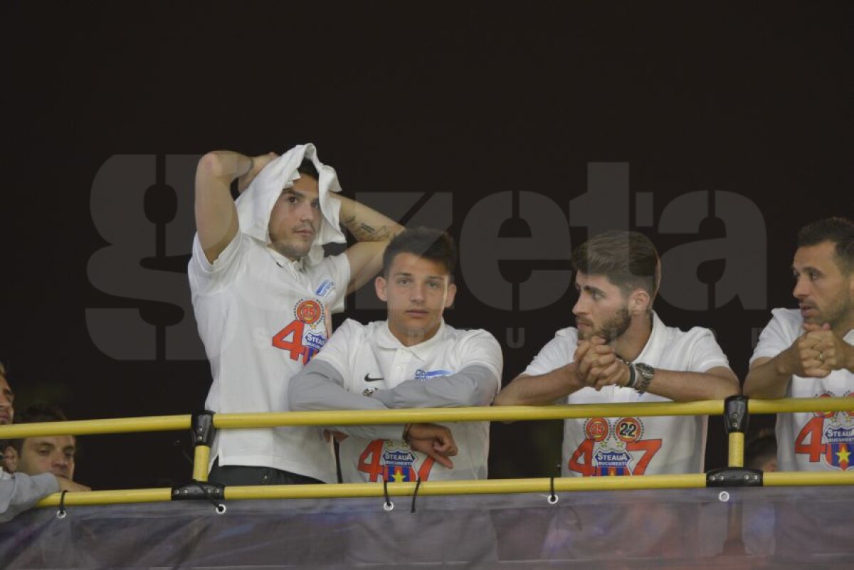 GALERIE FOTO Steaua a sărbătorit titlul într-un autobuz descoperit chiar dacă a pierdut finala Cupei :)