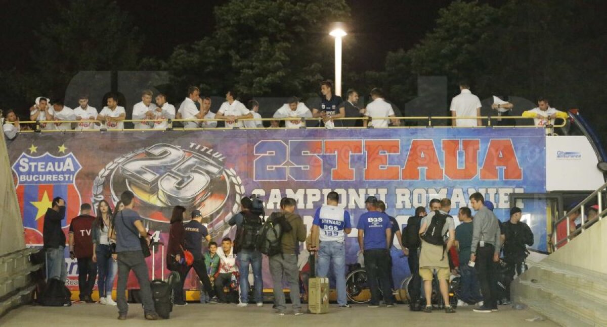 GALERIE FOTO Steaua a sărbătorit titlul într-un autobuz descoperit chiar dacă a pierdut finala Cupei :)