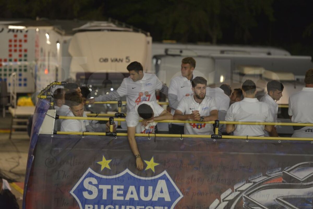 GALERIE FOTO Steaua a sărbătorit titlul într-un autobuz descoperit chiar dacă a pierdut finala Cupei :)
