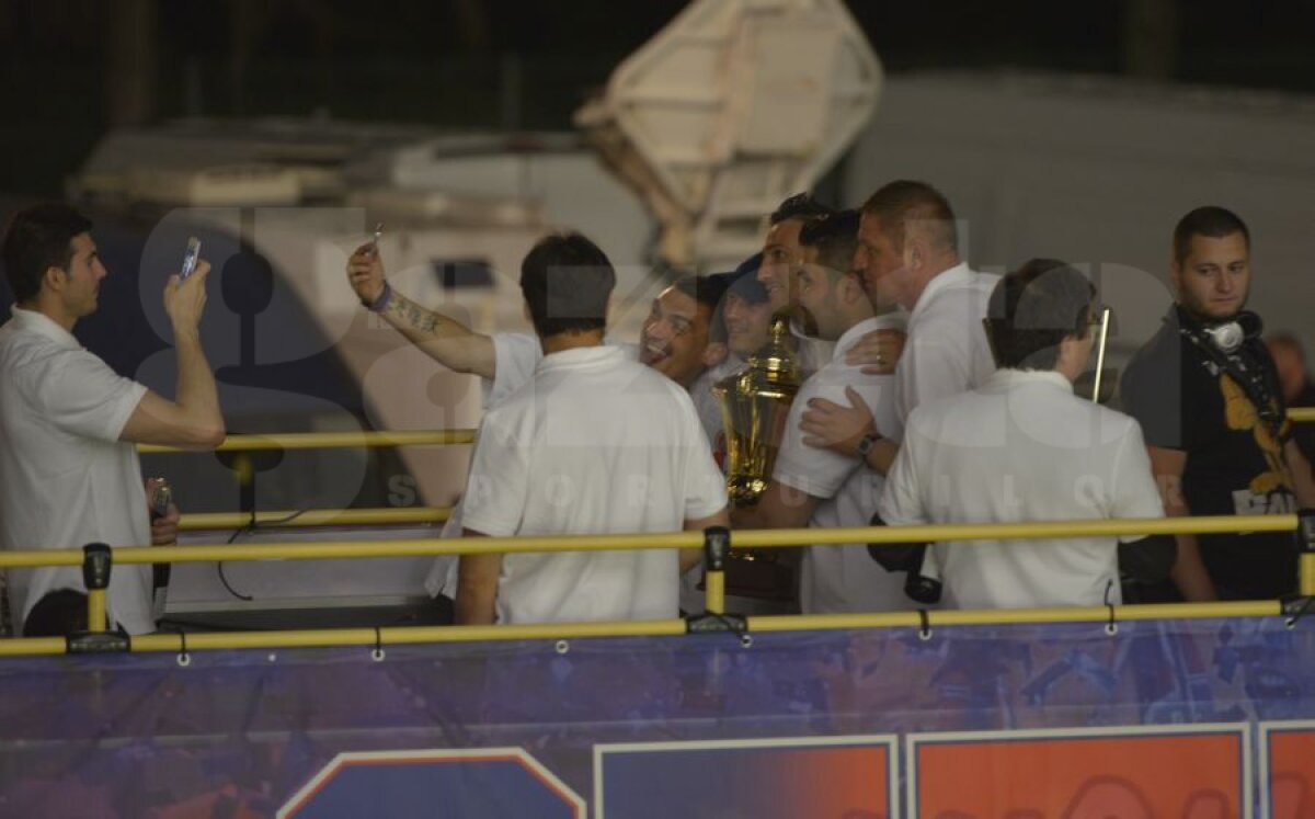 GALERIE FOTO Steaua a sărbătorit titlul într-un autobuz descoperit chiar dacă a pierdut finala Cupei :)