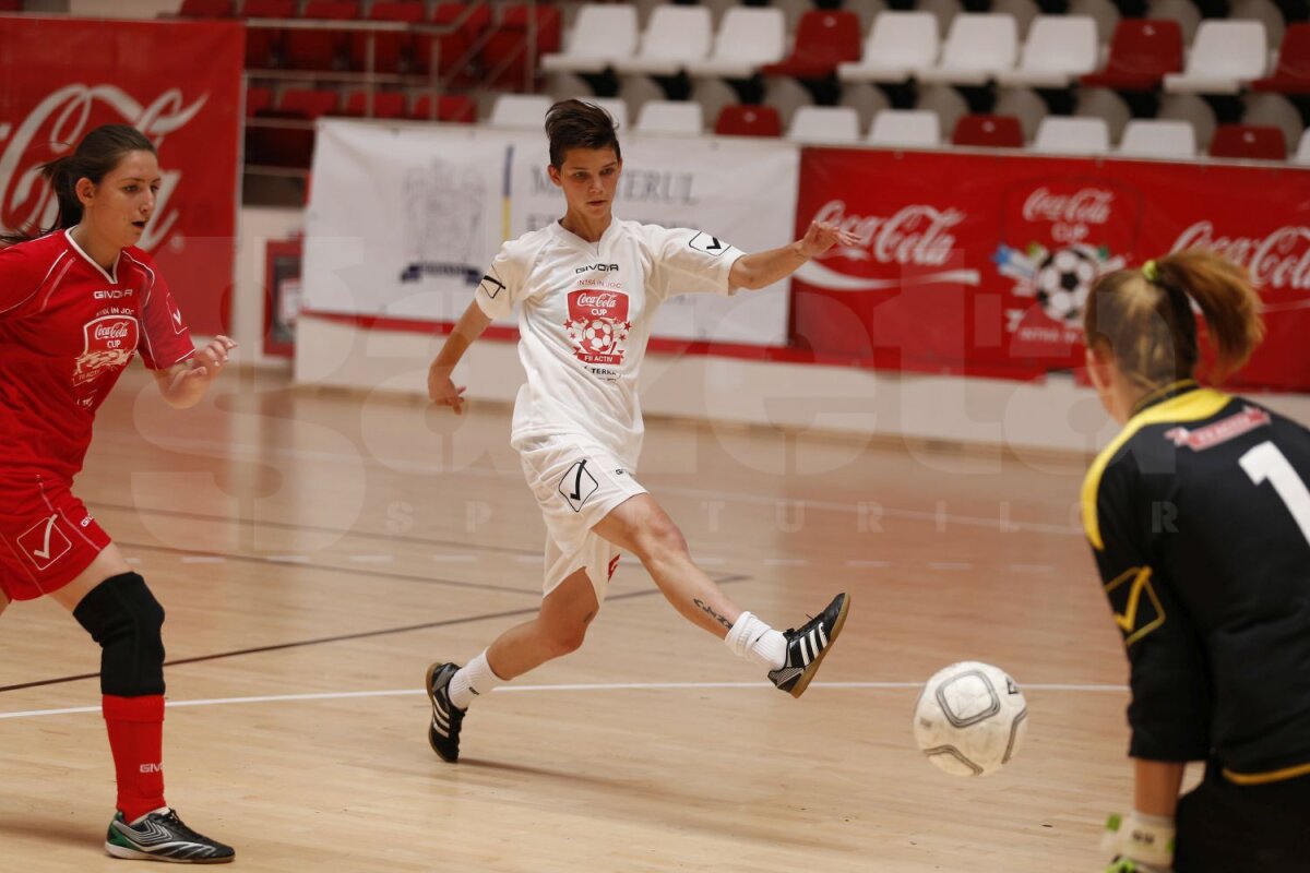 FOTO Suspans şi surprize! » Azi se joacă finalele Cupei Coca-Cola: cea mai importantă competiţie de fotbal în sală destinată elevilor