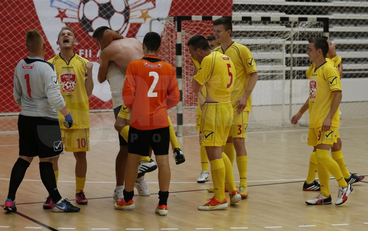 FOTO Suspans şi surprize! » Azi se joacă finalele Cupei Coca-Cola: cea mai importantă competiţie de fotbal în sală destinată elevilor
