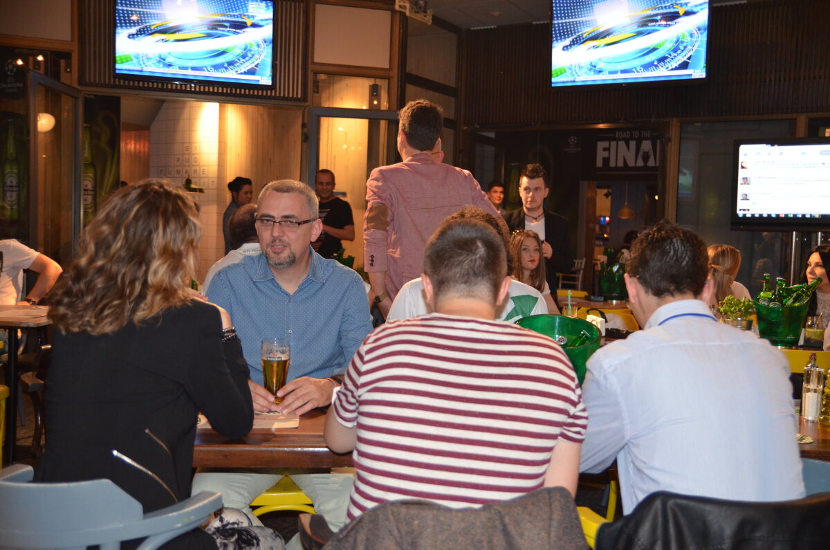 (P) GALERIE FOTO Heineken l-a adus pe Gullit la Bucureşti! Superstarul a văzut finala Ligii alături de Iovan, Dan Petrescu şi de fanii români