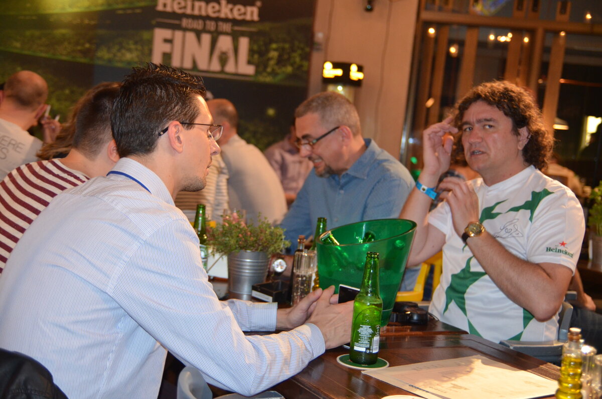 (P) GALERIE FOTO Heineken l-a adus pe Gullit la Bucureşti! Superstarul a văzut finala Ligii alături de Iovan, Dan Petrescu şi de fanii români