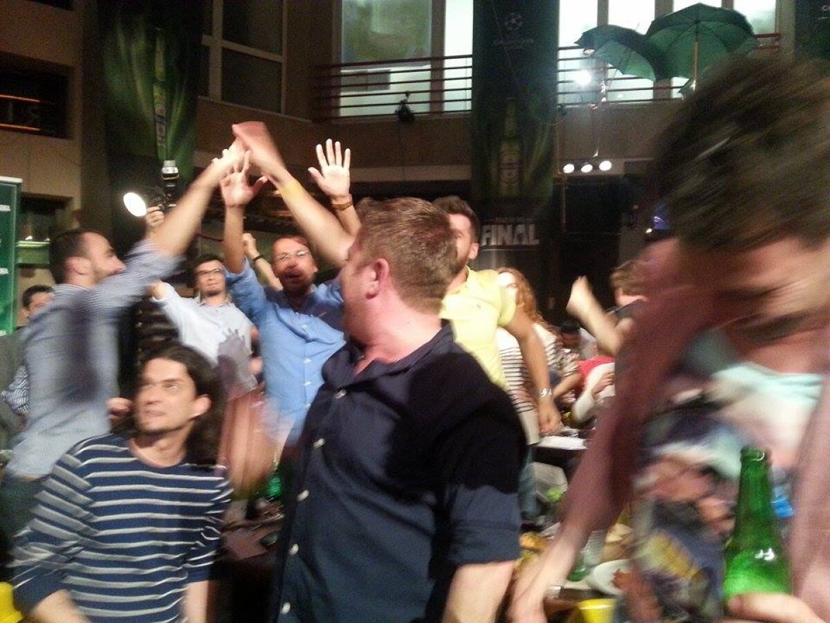 (P) GALERIE FOTO Heineken l-a adus pe Gullit la Bucureşti! Superstarul a văzut finala Ligii alături de Iovan, Dan Petrescu şi de fanii români