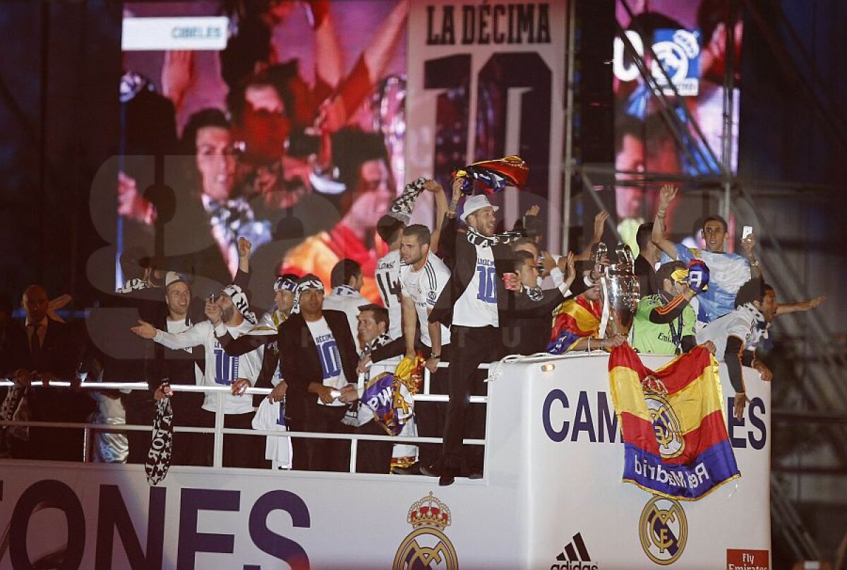 FOTO Sărbătoare de zile mari la Cibeles » "Galacticii" de la Real Madrid au sărbătorit alături de suporteri pînă la 6:30 dimineaţa!