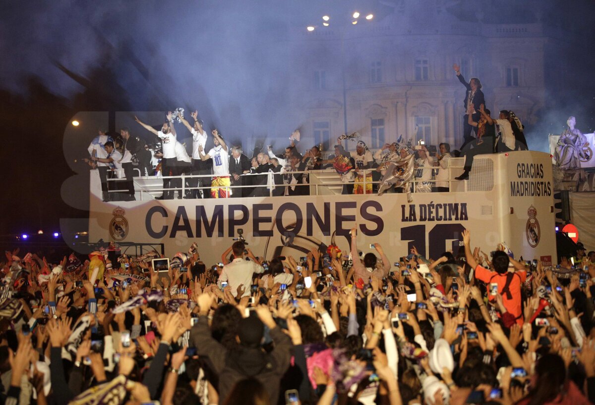 FOTO Sărbătoare de zile mari la Cibeles » "Galacticii" de la Real Madrid au sărbătorit alături de suporteri pînă la 6:30 dimineaţa!
