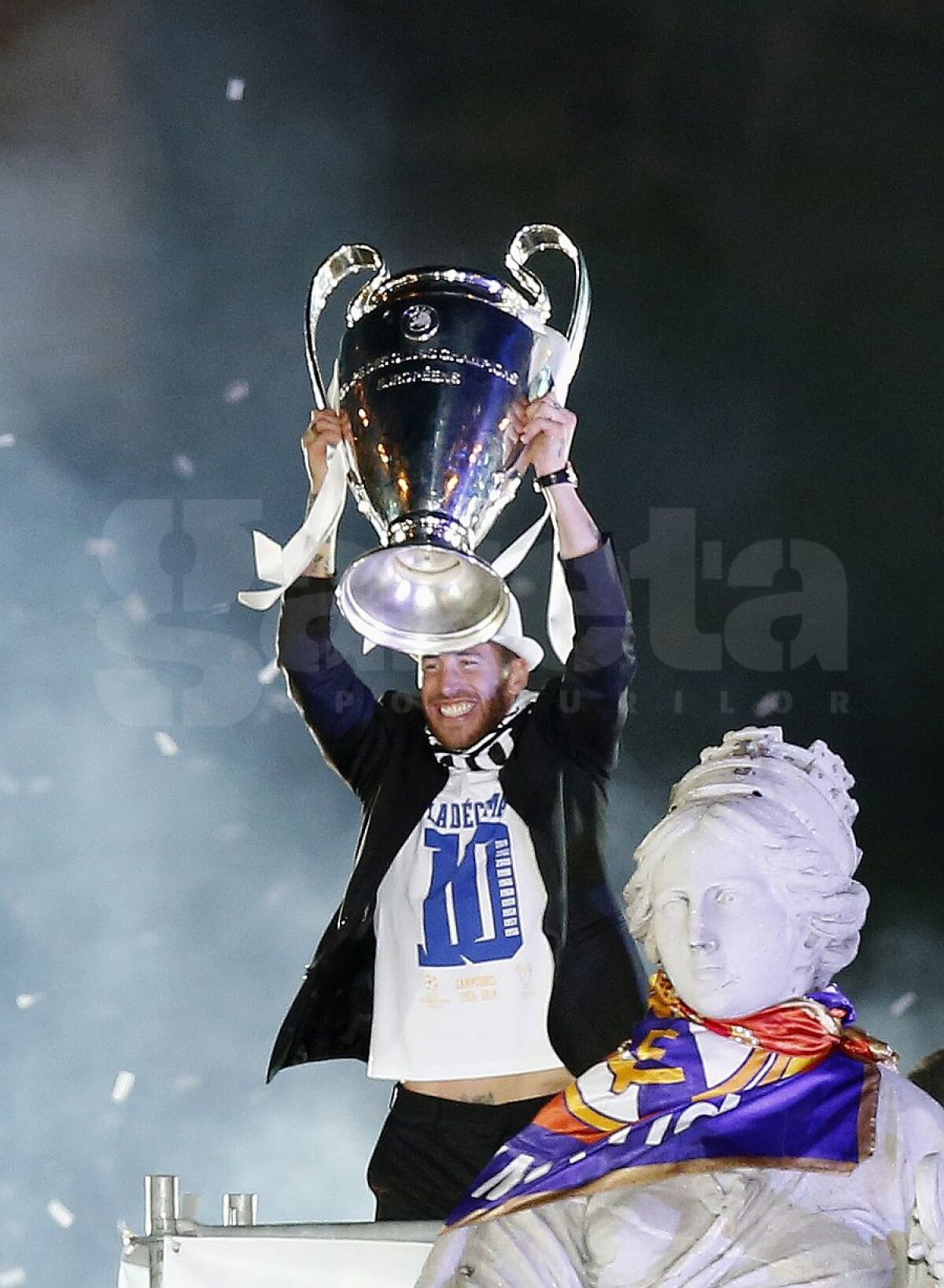 FOTO Sărbătoare de zile mari la Cibeles » "Galacticii" de la Real Madrid au sărbătorit alături de suporteri pînă la 6:30 dimineaţa!